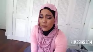 فتاة السمين في الحجاب تقدم عذريتها على طبق بوف