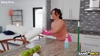 خادمة تفعل ذلك نقدا!