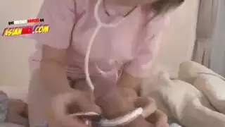 زيوت ممرضة يابانية جميلة لها كس الوردي مع لعبة الجنس.