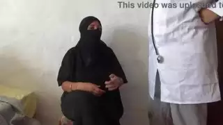 صدمت زوجة مصرية عربية عندما يبدأ طبيبها سخيف الأحمق لها