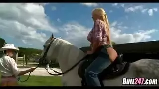 سكس حيوانات حصان ينيك فتاه هائجه بعد ان يركبه عاريه