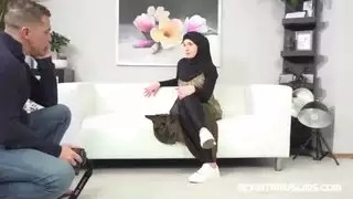 امرأة مسلمة تريد صورًا من مصور قرني