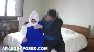 فتاة عربية مثيرة ورئيسي يمارس الجنس معها بشكل جيد لترى ()