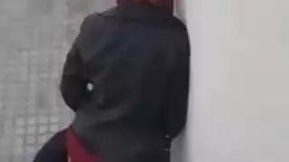 مراهقون عرب يحاولون ممارسة الجنس في مكان عام