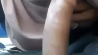زوجة محجبة ترضع الزب في السيارة