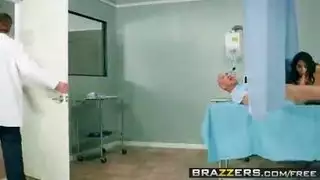 تقوم الممرضة بممارسة الجنس عن طريق الفم