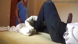 خادمة مسلم تشعر بالانزعاج عندما يظهر ضيف فرنسي صاحب الديك الأسود الكبير
