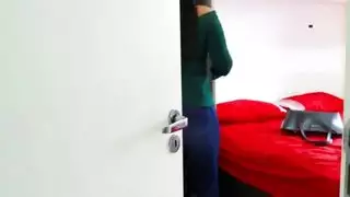 جوليا كاريوكا دي ماما نويل خامدة شقيقها في تركيا في عيد الميلاد مع الكثير من اللعاب والجمل المنقوع