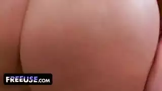 سعي زوجة الأب اليائس للحصول على المال ينتهي بحلم رطب بديك ابن الزوج الضخم الذي يقتحم داخلها