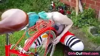 هي تستمني مع دراجتها