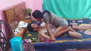 ديسي صديقة جميلة حار أن يمارس الجنس مع صديقها في المنزل ،