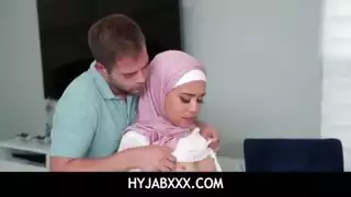 أخت عربية تعطي اللسان سيئة