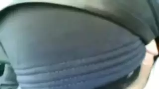 محجبة تمص الزب وتلحس الخصية في السيارة