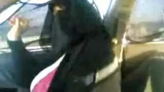 سعودية ترقص وتعرض بزازها في السيارة