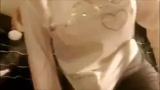 دمية آسيوية مصفرة مارس الجنس ووجهها من قبل عشيق.