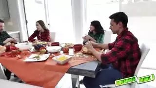 تتسلق ياسمين على السرير وتمتص لحم رجل ضخم قبل الذهاب في رحلة على شكل قضيب ساخن