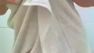 شاهد الجميلة العربية وهي تثير ثدييها الكبيرين وجملها المشعر بعد الاستحمام