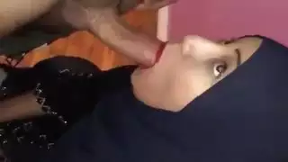 امرأة جميلة في الحجاب تمتص الديك