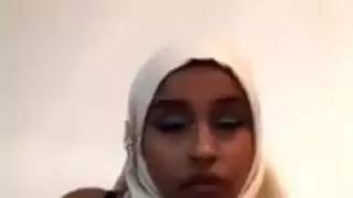 لبوه اوى سمرا وهايجه من اسوان كسها مولع بتريحه بطريقتها