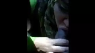 الفتاة الشابة في الحجاب تبلع القضيب في السيارة