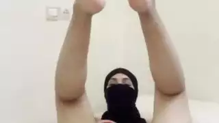 خجولة فتاة عربية الحجاب في النقاب يستمني ويفرك بوسها العصير