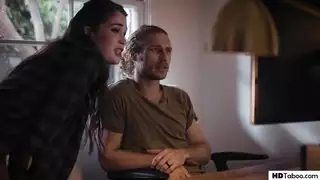 هذه المرأة البريئة خجولة وسيئة للغاية