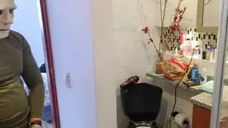 يتسلل 