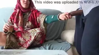 زوجة مسلمة تركية مطلقة تستأجر غرفة إلى مهاجر أسود في لندن