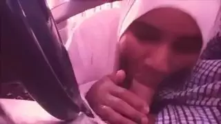 محجبة تمص امريكي حتى القذف في حلقها النجس