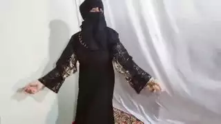 فتاة عربية مثيرة ترقص بشكل مثير وهي ترتدي الحجاب الأسود في المنزل، ديسي هندية وقحة أمروزيا تتحرك الثدي والحمار ترقص على الموسيقى العربية