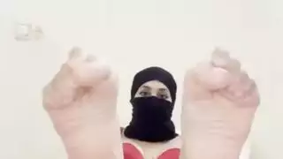 الحجاب العربي فتاة النقاب المسلمة تظهر أقدام مثيرة باطن، أصابع القدم، صنم القدم، أقدام فتاة عربية ناعمة مثالية