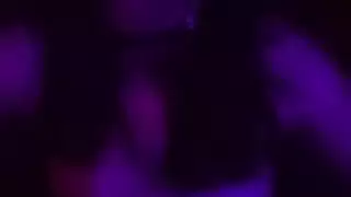 مربوطة في غرفة الظلام مع هزاز ليل