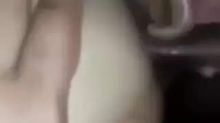 لطخت الفازلين على مؤخرة الزوجة قبل ممارسة الجنس الشرجي