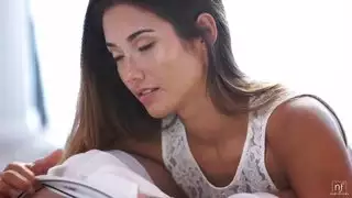 الفتيات اللائي مارس الجنس الجنس على الساحل في الحجر الرملي الرملي
