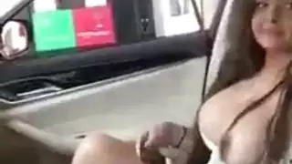 فتاة سورية تعرض مفاتنها داخل سيارة