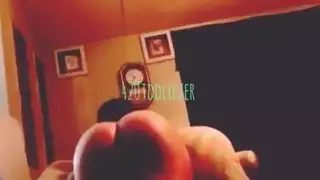 يعاقب المراهق العربي ويضرب لكونه فتاة سيئة داخل الغرفة الحمراء