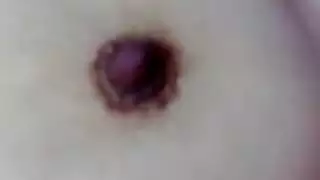 سماح الهايجه بتفرجنا على بزازها الجامده وكسها المتناك وهيا بتنزل السبعه ونص بشرمطه
