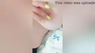 قررت خجولة اللعب مع ثديها الكبير في الصباح