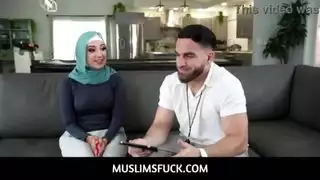 خادمة في سن المراهقة العربية مع الحجاب البنفسجي التي اشتعلت سرقة المال من قبل موكلها