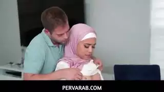 أخت عربية تعطي اللسان سيئة