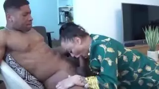 امرأة عربية سعودية تخضع للزبون الأسود