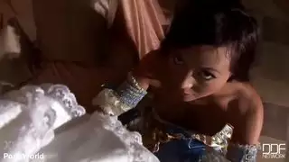 يصل الديك الطويل بين شفتيها الخالية من العيوب