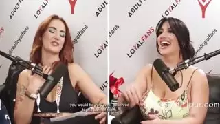 سارة عربي تعرف أن لديها أفضل الثدي في الإباحية وقد فازت بجوائز